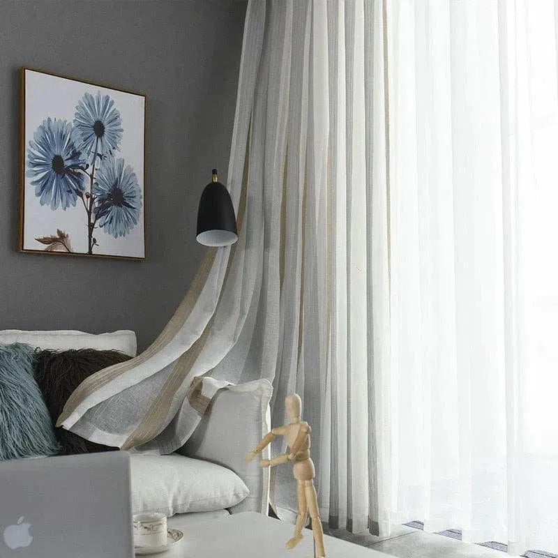 Rideaux contemporains élégants dans un salon moderne avec un canapé confortable et une décoration artistique. Idéal pour ajouter une touche de sophistication et de lumière tamisée à votre espace de vie. Accessoirisez votre intérieur avec style grâce à ces rideaux chic et minimalistes, parfaits pour une ambiance relaxante et harmonieuse.