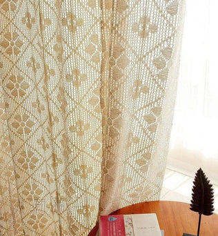 Rideau décoratif avec motifs floraux élégants, idéal pour ajouter une touche de charme vintage à votre intérieur. Ce rideau ajouré laisse passer la lumière tout en préservant votre intimité. Parfait pour le salon ou la chambre, il s'harmonise avec divers styles de décoration. Découvrez comment ce rideau peut transformer votre espace avec ses détails délicats et son style intemporel.
