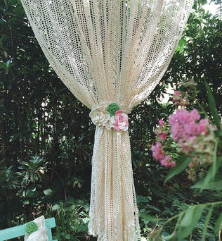 Rideau décoratif élégant pour extérieur, idéal pour une ambiance romantique dans le jardin. Parfait pour les mariages et événements en plein air, avec des fleurs ornées pour une touche raffinée. Créez un espace enchanteur et chaleureux en harmonie avec la nature.