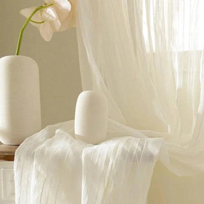 Vase décoratif minimaliste, parfait pour ajouter une touche d'élégance à votre intérieur. Ce vase au design épuré, accompagné d'une fleur blanche subtile, se marie harmonieusement avec des rideaux légers pour créer une ambiance douce et apaisante dans votre salon ou chambre. Transformez votre espace avec ce complément chic et tendance. Idéal pour les amateurs de décoration contemporaine et raffinée.