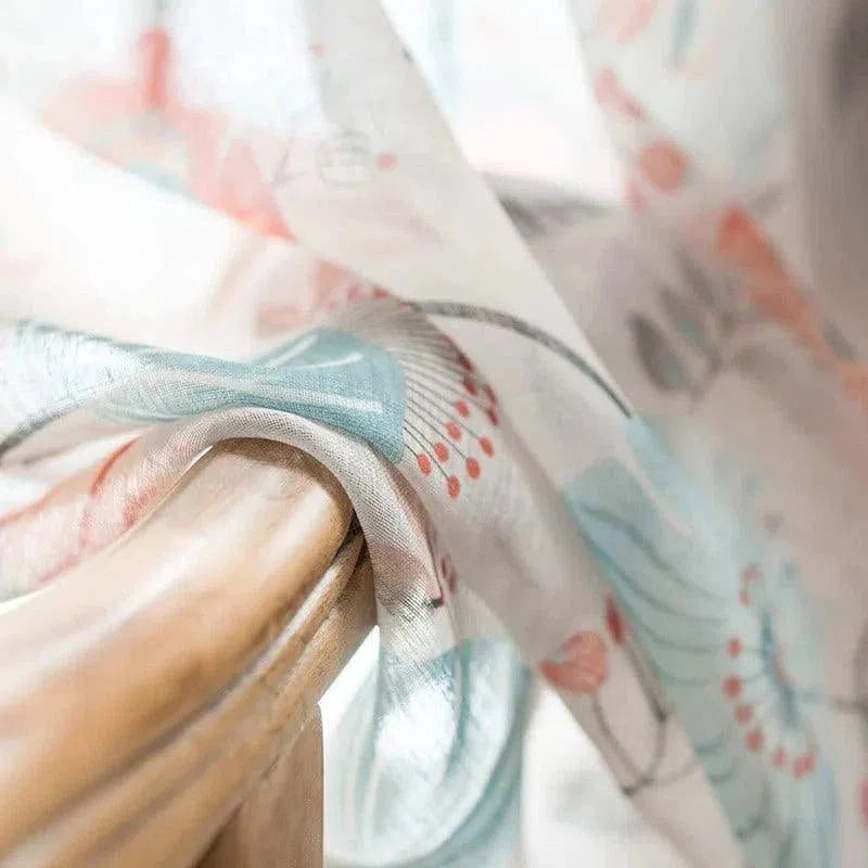 Voilage élégant avec motifs colorés, idéal pour apporter une touche de fraîcheur et de lumière à votre intérieur. Parfait pour un salon moderne ou une chambre cosy, ce rideau assure une douce ambiance tout en préservant votre intimité. Facile à installer, il se marie harmonieusement avec différents styles de décoration.