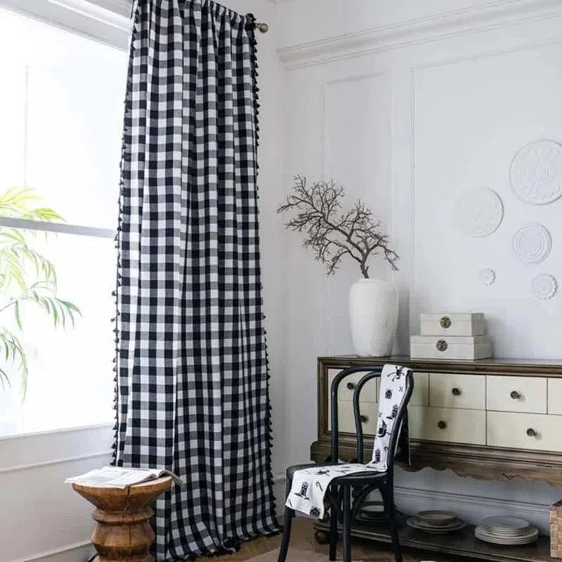 Rideau à carreaux noir et blanc dans un salon lumineux, combinant style moderne et élégant. Décoration intérieure avec meuble en bois, chaise au design unique et vase minimaliste près de la fenêtre. Atmosphère apaisante et sophistiquée.