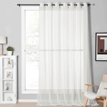 Rideau transparent blanc pour salon moderne, suspendu à une tringle noire devant une fenêtre lumineuse. Décoration intérieure épurée avec fauteuil, lampe sur petite étagère, et cadre artistique. Idéal pour une ambiance lumineuse et élégante.
