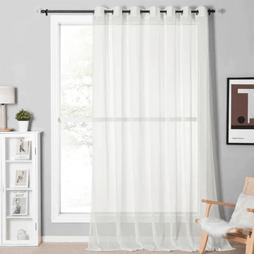 Rideau transparent blanc pour salon moderne, suspendu à une tringle noire devant une fenêtre lumineuse. Décoration intérieure épurée avec fauteuil, lampe sur petite étagère, et cadre artistique. Idéal pour une ambiance lumineuse et élégante.
