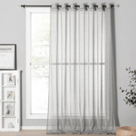Rideau transparent pour salon moderne, suspendu à une tringle noire, laissant entrer la lumière naturelle. Idéal pour ajouter une touche élégante à toute fenêtre. Design simple et épuré s'intégrant facilement à divers styles de décoration intérieure.