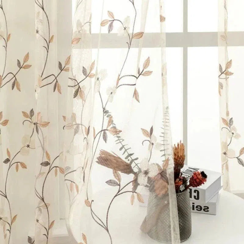 Rideaux élégants avec motifs floraux devant une fenêtre lumineuse, ajoutant une touche de sophistication à votre intérieur. Décoration parfaite pour embellir votre salon ou votre chambre, en créant une atmosphère chaleureuse et accueillante. Idéal pour filtrer doucement la lumière du jour tout en préservant votre intimité.
