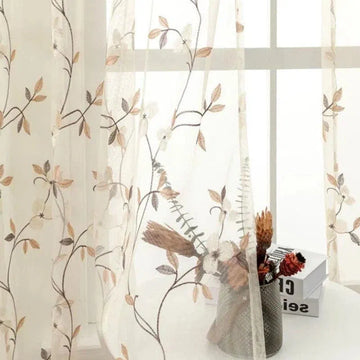 Rideaux élégants avec motifs floraux devant une fenêtre lumineuse, ajoutant une touche de sophistication à votre intérieur. Décoration parfaite pour embellir votre salon ou votre chambre, en créant une atmosphère chaleureuse et accueillante. Idéal pour filtrer doucement la lumière du jour tout en préservant votre intimité.