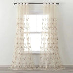 Voilage beige translucide décoratif avec motifs floraux élégants. Idéal pour ajouter une touche de charme et de luminosité à votre intérieur tout en préservant votre intimité. Parfait pour le salon, la chambre ou toute autre pièce de la maison.