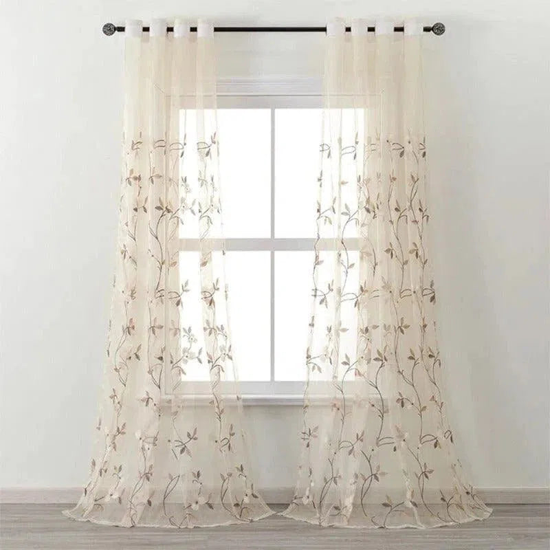 Voilage beige translucide décoratif avec motifs floraux élégants. Idéal pour ajouter une touche de charme et de luminosité à votre intérieur tout en préservant votre intimité. Parfait pour le salon, la chambre ou toute autre pièce de la maison.