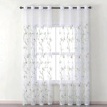 Voilage blanc avec motifs floraux, idéal pour une décoration intérieure lumineuse et élégante. Conçu pour habiller vos fenêtres tout en laissant passer la lumière naturelle, ce rideau ajoute une touche de raffinement à votre salon, chambre ou salle à manger. Installation facile grâce aux œillets robustes, parfait pour créer une ambiance douce et accueillante dans votre espace de vie.