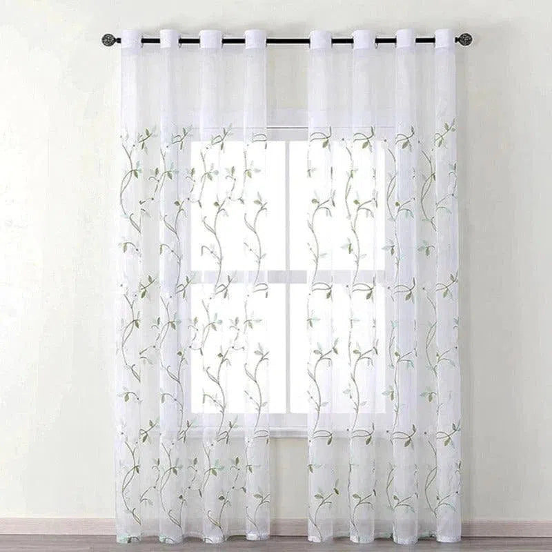 Voilage blanc avec motifs floraux, idéal pour une décoration intérieure lumineuse et élégante. Conçu pour habiller vos fenêtres tout en laissant passer la lumière naturelle, ce rideau ajoute une touche de raffinement à votre salon, chambre ou salle à manger. Installation facile grâce aux œillets robustes, parfait pour créer une ambiance douce et accueillante dans votre espace de vie.