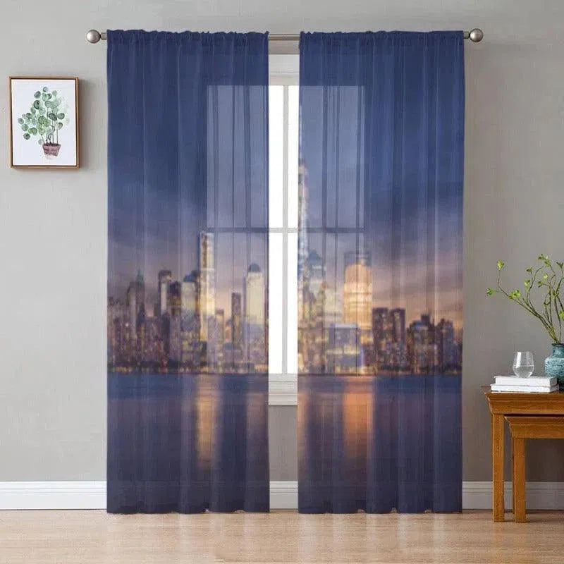 Rideaux décoratifs avec vue urbaine illuminée, parfaits pour ajouter une touche moderne à votre intérieur. Ces rideaux présentent un motif de skyline nocturne qui accentue la luminosité d'une pièce tout en offrant une esthétique contemporaine. Accessoire idéal pour salon, chambre ou bureau.