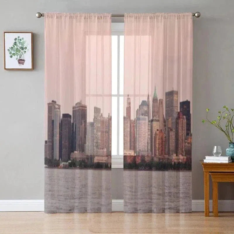 Rideaux décoratifs avec impression panoramique de gratte-ciels urbains, ajoutant une touche moderne et élégante à votre intérieur. Idéal pour les salons, ces rideaux filtrent la lumière tout en offrant une vue artistique de la ville. Parfait pour ceux qui cherchent à harmoniser style urbain et confort à la maison.