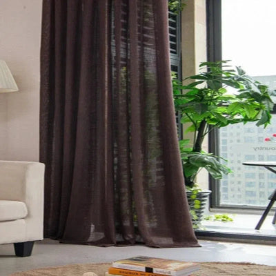 Rideaux élégants de couleur sombre pour salon moderne, apportant une touche chic et contemporaine à la décoration intérieure. Lumière naturelle filtrée à travers les fenêtres, laissant entrevoir une vue urbaine. Accessoires décoratifs discrets et plantes vertes ajoutant de la vitalité à l'espace.