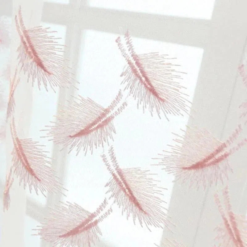 Voilage décoratif élégant avec motif plume rose pour habillage de fenêtres. Convient pour ajouter une touche d'élégance et de légèreté à votre intérieur. Idéal pour une chambre ou un salon, ce rideau laisse passer la lumière tout en préservant l'intimité.