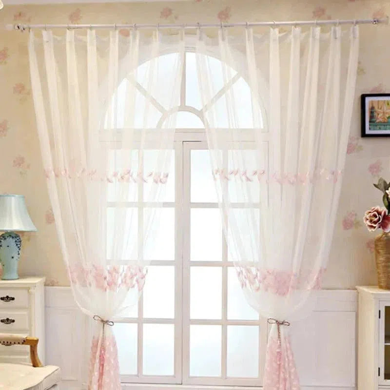 Rideaux élégants et translucides pour salon, décoration de fenêtre stylée avec motifs délicats, ambiance lumineuse et raffinée, idéal pour optimiser la lumière naturelle dans la pièce.