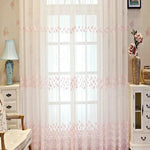 Rideaux décoratifs élégants avec motifs floraux roses, suspendus devant une fenêtre lumineuse, idéals pour apporter une touche raffinée et romantique à votre intérieur. Parfaits pour le salon ou la chambre, ces rideaux offrent une ambiance chaleureuse et accueillante.