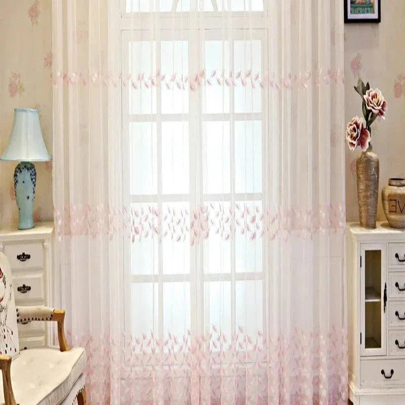 Rideaux décoratifs élégants avec motifs floraux roses, suspendus devant une fenêtre lumineuse, idéals pour apporter une touche raffinée et romantique à votre intérieur. Parfaits pour le salon ou la chambre, ces rideaux offrent une ambiance chaleureuse et accueillante.