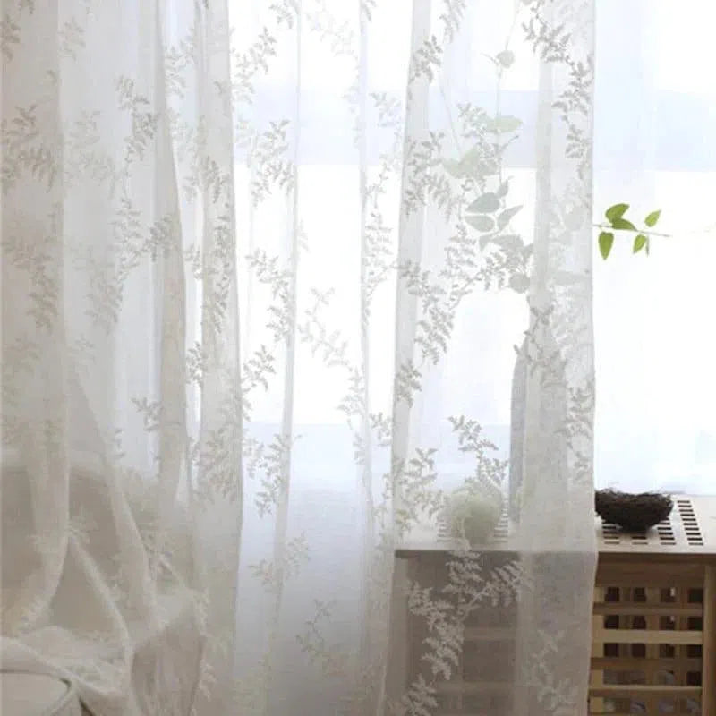 Voilage blanc avec design à motif feuillage, idéal pour ajouter de l'élégance et de la luminosité à votre intérieur. Ce rideau léger et aérien permet de diffuser doucement la lumière tout en préservant une ambiance paisible et intime dans votre pièce. Parfait pour le salon, la chambre ou tout autre espace de vie.