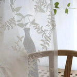 Voilage décoratif blanc avec motifs floraux élégants, parfait pour apporter une touche de fraîcheur et de lumière naturelle à votre intérieur. Idéal pour les salons et les chambres, ce rideau laisse filtrer délicatement la lumière tout en préservant votre intimité. Transformez votre espace avec ce voilage au design raffiné et moderne, parfait pour une ambiance apaisante et chaleureuse.