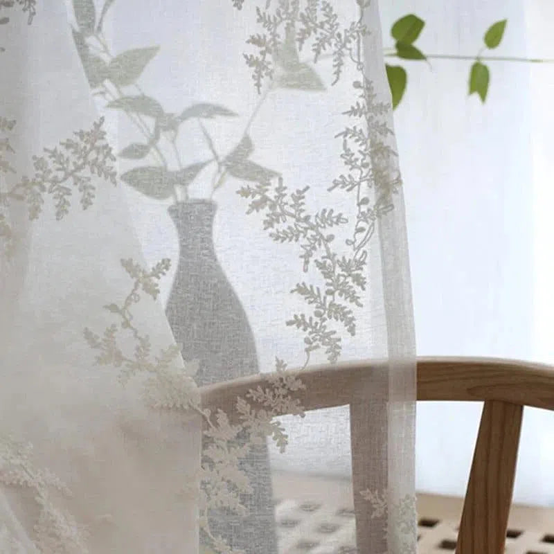 Voilage décoratif blanc avec motifs floraux élégants, parfait pour apporter une touche de fraîcheur et de lumière naturelle à votre intérieur. Idéal pour les salons et les chambres, ce rideau laisse filtrer délicatement la lumière tout en préservant votre intimité. Transformez votre espace avec ce voilage au design raffiné et moderne, parfait pour une ambiance apaisante et chaleureuse.