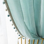 Rideau décoratif bleu clair avec pampilles, idéal pour ajouter une touche d'élégance et de fraîcheur à votre intérieur. Le design raffiné et les détails subtils en font un choix parfait pour égayer une pièce tout en offrant une ambiance douce et apaisante. Parfait pour les salons ou les chambres modernes.