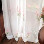 Rideau élégant avec motifs floraux roses sur fond clair, idéal pour ajouter une touche de fraîcheur et de raffinement à tout intérieur moderne. Parfait pour les salons, chambres ou espaces de détente, ce rideau crée une ambiance apaisante.