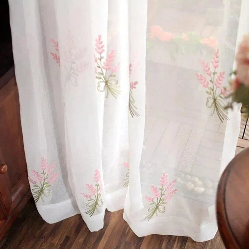 Rideau élégant avec motifs floraux roses sur fond clair, idéal pour ajouter une touche de fraîcheur et de raffinement à tout intérieur moderne. Parfait pour les salons, chambres ou espaces de détente, ce rideau crée une ambiance apaisante.