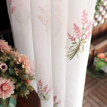Rideau élégant avec motifs floraux délicats en rose et vert, idéal pour ajouter une touche de charme romantique à votre décoration intérieure. Transformez votre espace avec ce design raffiné, parfait pour le salon ou la chambre.