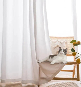 Rideaux élégants pour salon moderne avec chat confortable dans un intérieur lumineux. Créez une ambiance chaleureuse et accueillante grâce à ces rideaux au design épuré, parfaits pour apporter une touche de douceur à votre espace de vie.