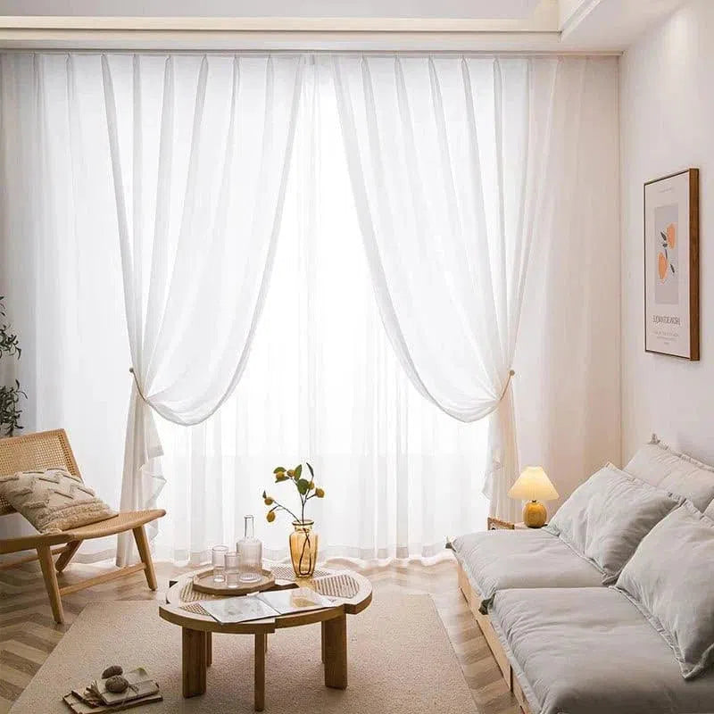Voilage blanc élégant pour salon moderne, ajoutant une touche de luminosité et d'intimité. Design épuré parfait pour les intérieurs contemporains. Illuminez votre espace de vie avec ce rideau au style minimaliste et accueillant, idéal pour créer une ambiance chaleureuse et sereine.