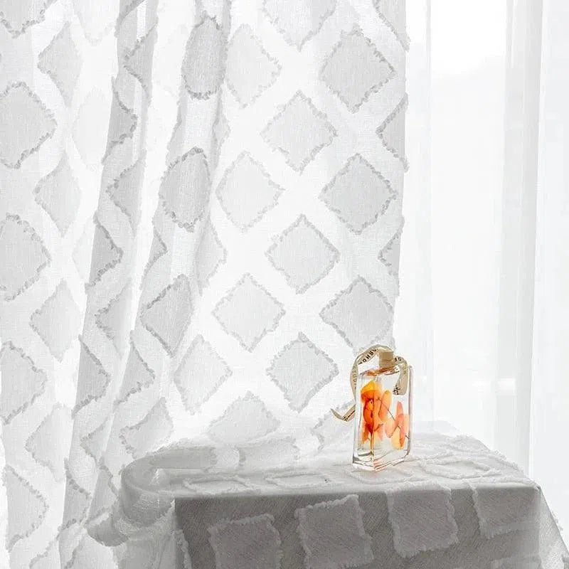 Sac à main transparent moderne avec motifs colorés, posé sur une table drapée d'un tissu à motifs géométriques, éclairé par une douce lumière naturelle. Accessoire tendance idéal pour un style élégant et contemporain, parfait pour les occasions spéciales ou un usage quotidien.