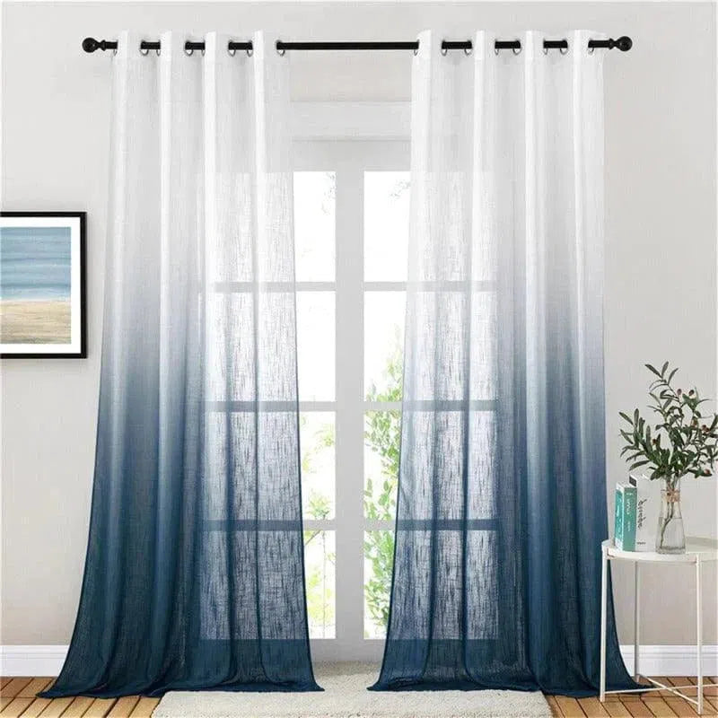 Rideaux dégradés bleus et blancs suspendus dans un salon, laissant entrer la lumière naturelle. Décoration élégante pour les fenêtres avec une ambiance moderne et apaisante, parfaite pour un intérieur lumineux et accueillant. Accessoire idéal pour ajouter une touche de style à toute pièce de la maison.