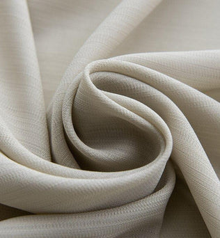 Tissu beige élégant avec une texture finement tissée, parfait pour la décoration intérieure ou la confection de vêtements. Ce matériau versatile ajoute une touche de sophistication discrète à tout projet.