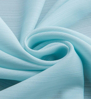 Tissu léger bleu clair, idéal pour la couture de vêtements d'été élégants et confortables. Parfait pour confectionner des robes, chemisiers et accessoires de mode raffinés.