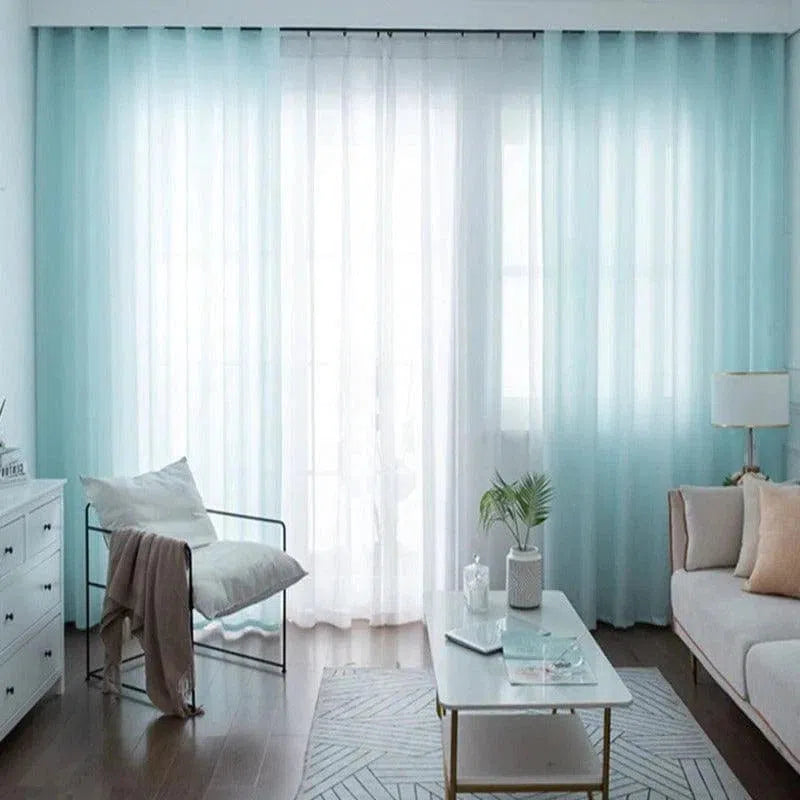 Rideaux dégradés bleu et blanc pour salon moderne, apportant une touche d'élégance et de luminosité. Idéals pour embellir votre intérieur avec du style.