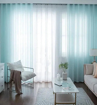 Rideaux dégradés bleu et blanc pour salon moderne, apportant une touche d'élégance et de luminosité. Idéals pour embellir votre intérieur avec du style.