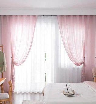 Rideaux élégants roses pour chambre à coucher, ajoutant une touche de douceur et d'élégance à votre espace intérieur. Parfaits pour créer une atmosphère lumineuse et apaisante, ces rideaux s'intègrent harmonieusement à tout type de décoration. Transformez votre pièce avec un style raffiné et moderne grâce à ces rideaux charmants. Idéal pour filtrer la lumière naturelle tout en préservant l'intimité de votre espace personnel.