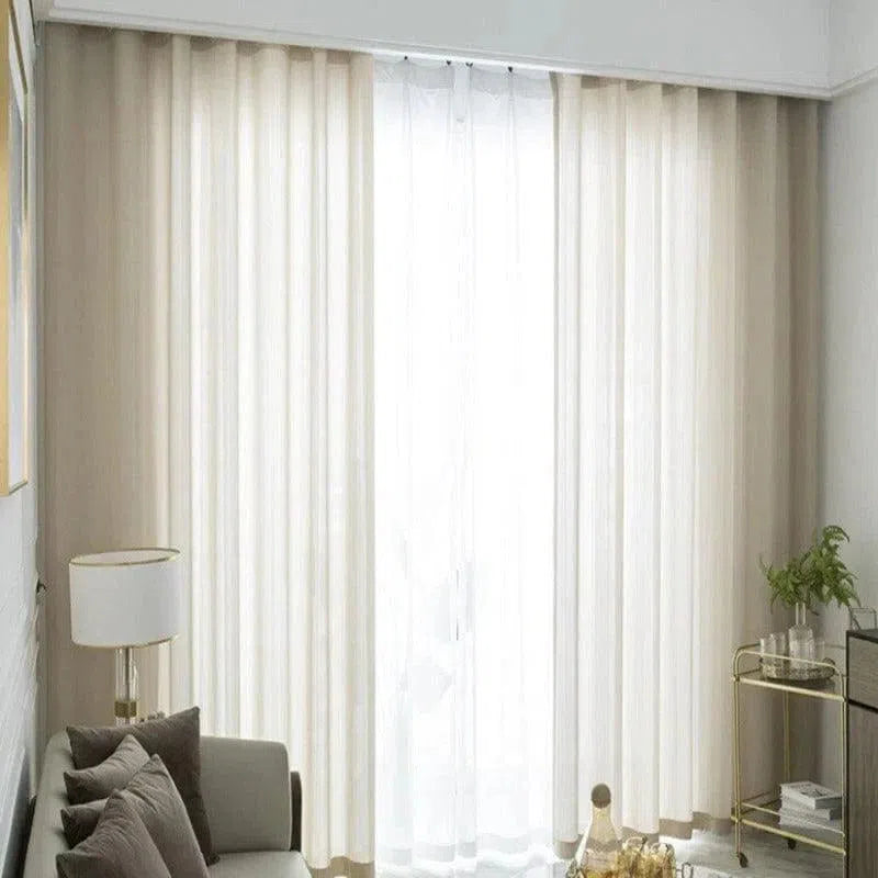 Rideaux élégants pour salon moderne, offrant une ambiance lumineuse et apaisante. Parfaits pour une décoration intérieure contemporaine, ces rideaux chic ajoutent une touche de sophistication à votre espace de vie. Idéal pour réguler la luminosité tout en préservant l'intimité de votre pièce.