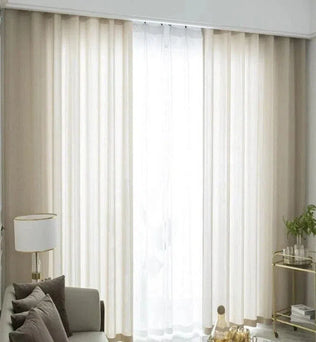 Rideaux élégants pour salon moderne, offrant une ambiance lumineuse et apaisante. Parfaits pour une décoration intérieure contemporaine, ces rideaux chic ajoutent une touche de sophistication à votre espace de vie. Idéal pour réguler la luminosité tout en préservant l'intimité de votre pièce.