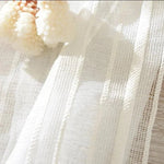Rideau blanc élégant avec motif texturé, idéal pour ajouter une touche de sophistication à votre intérieur. Ce rideau lumineux s'harmonise parfaitement avec tout type de décoration, offrant un style intemporel. parfait pour créer une ambiance douce et accueillante.
