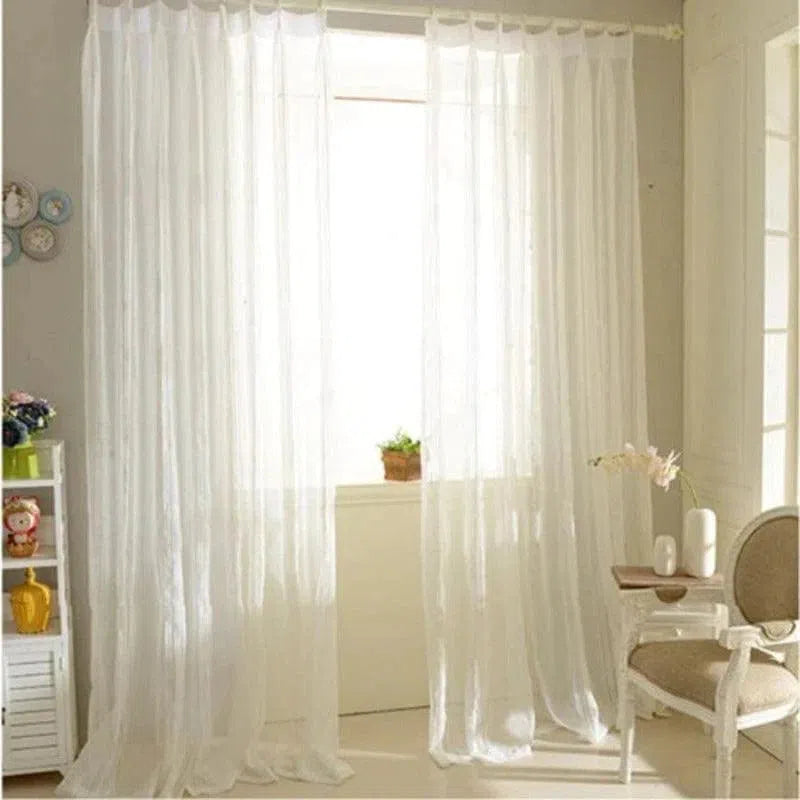 Rideaux blancs élégants pour salon, ajoutant une touche lumineuse et raffinée à votre intérieur. Idéal pour filtrer la lumière tout en préservant l'intimité. Parfait pour une décoration moderne et épurée.