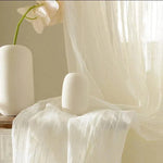 Vases décoratifs modernes dans un intérieur élégant et lumineux, ornés de tissus translucides et accompagnés d'une fleur. Parfaits pour ajouter une touche de sophistication à votre décoration intérieure, ces vases minimalistes s'intègrent harmonieusement dans tout style d'espace.
