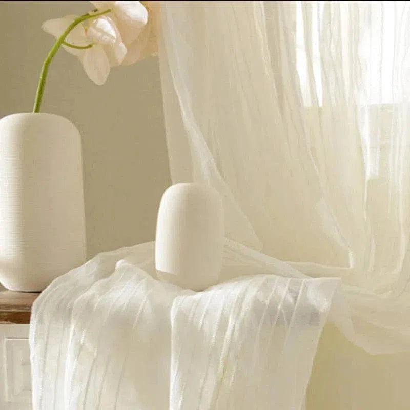 Vases décoratifs modernes dans un intérieur élégant et lumineux, ornés de tissus translucides et accompagnés d'une fleur. Parfaits pour ajouter une touche de sophistication à votre décoration intérieure, ces vases minimalistes s'intègrent harmonieusement dans tout style d'espace.