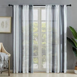 Rideaux élégants pour salon, combinaison de couleurs gris et blanc, montés sur une tringle noire, parfaits pour filtrer la lumière tout en ajoutant une touche moderne à la décoration intérieure. Idéal pour une ambiance douce et accueillante.