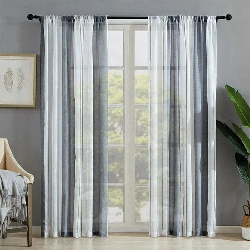 Rideaux élégants pour salon, combinaison de couleurs gris et blanc, montés sur une tringle noire, parfaits pour filtrer la lumière tout en ajoutant une touche moderne à la décoration intérieure. Idéal pour une ambiance douce et accueillante.