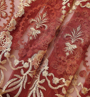 Tissu décoratif brodé à motifs floraux élégants sur fond rouge, idéal pour des créations de mode ou de décoration intérieure. Design raffiné avec détails dorés pour un style luxueux et raffiné. Parfait pour confectionner des robes de cérémonie, accessoires ou rideaux sophistiqués.