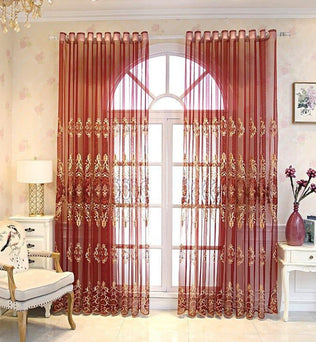 Rideaux élégants rouges avec motifs dorés, parfaits pour ajoutez une touche de sophistication à votre salon. Transformation lumineuse et chic de votre espace intérieur grâce à ce rideau raffiné. Idéal pour les fenêtres en arche, ce design floral et géométrique s'intègre harmonieusement à votre décoration. Profitez de l'intimité tout en laissant passer la lumière naturelle.